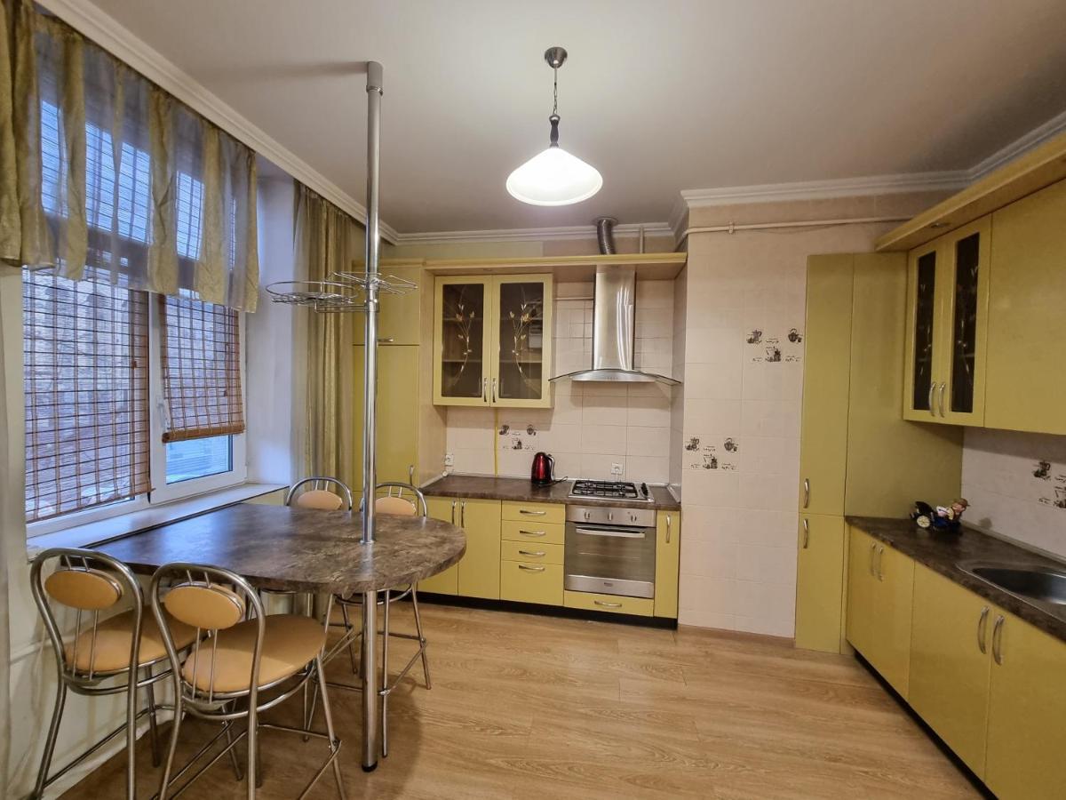 Stefan Cel Mare Apartment With 2 Rooms In The Heart Of Chisinau Exterior photo