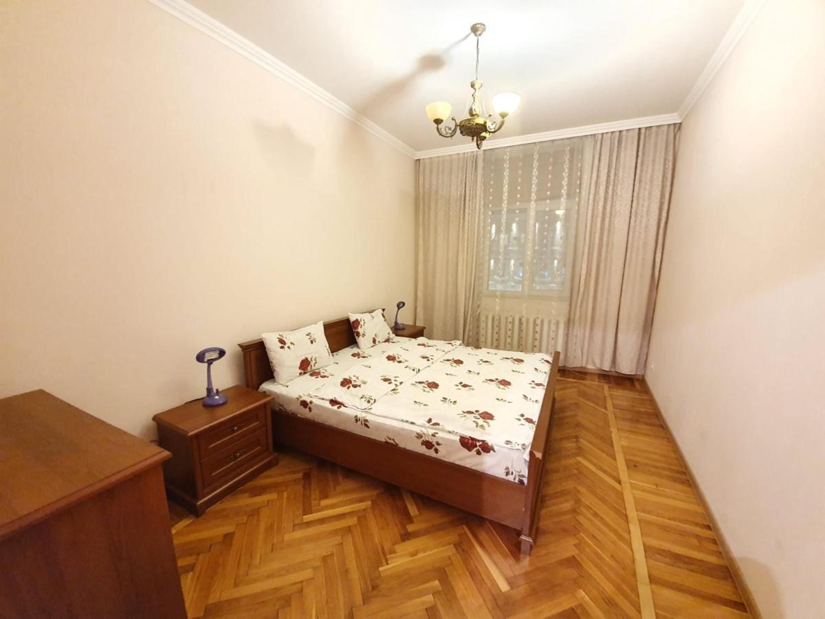 Stefan Cel Mare Apartment With 2 Rooms In The Heart Of Chisinau Exterior photo