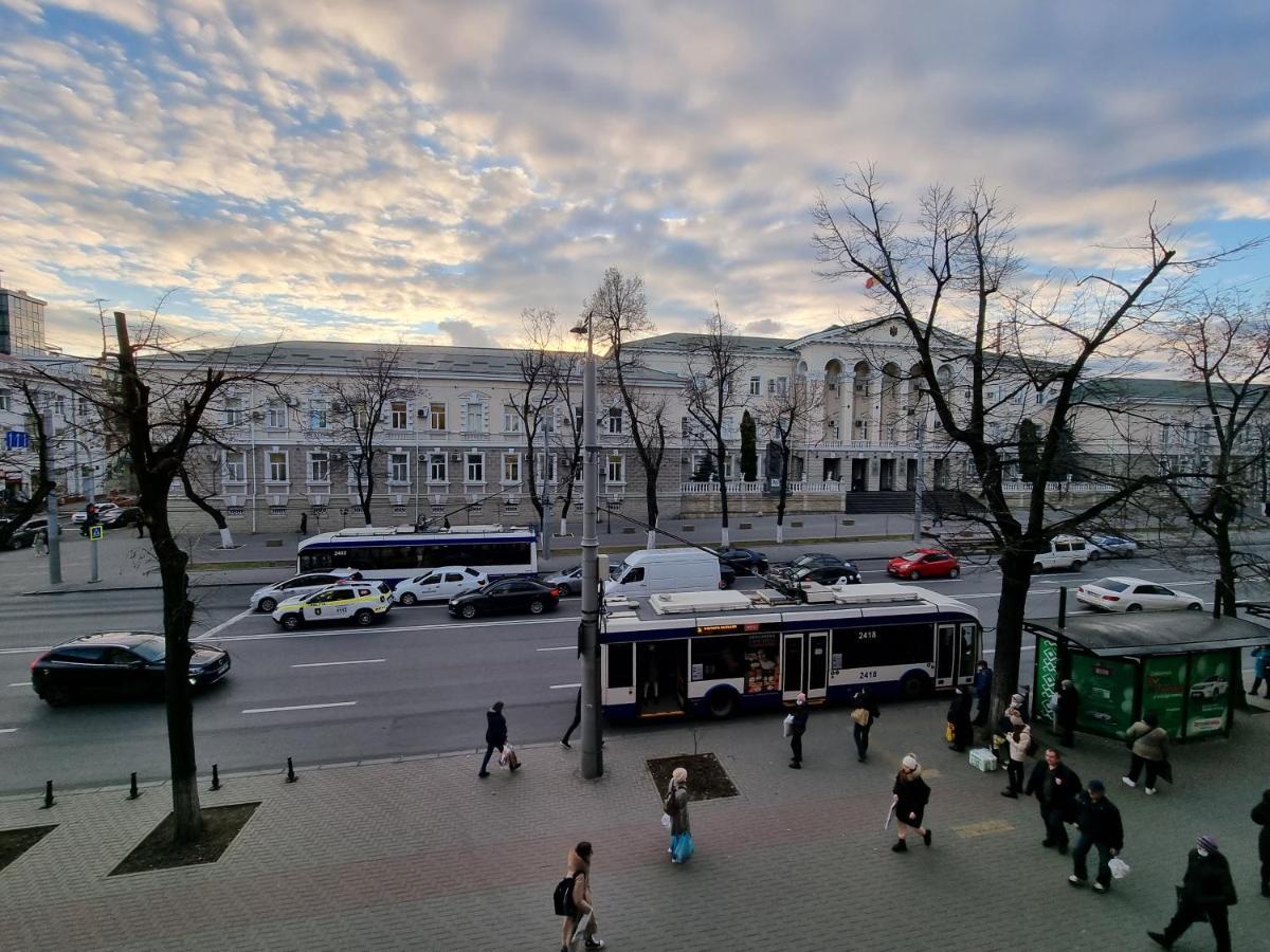 Stefan Cel Mare Apartment With 2 Rooms In The Heart Of Chisinau Exterior photo