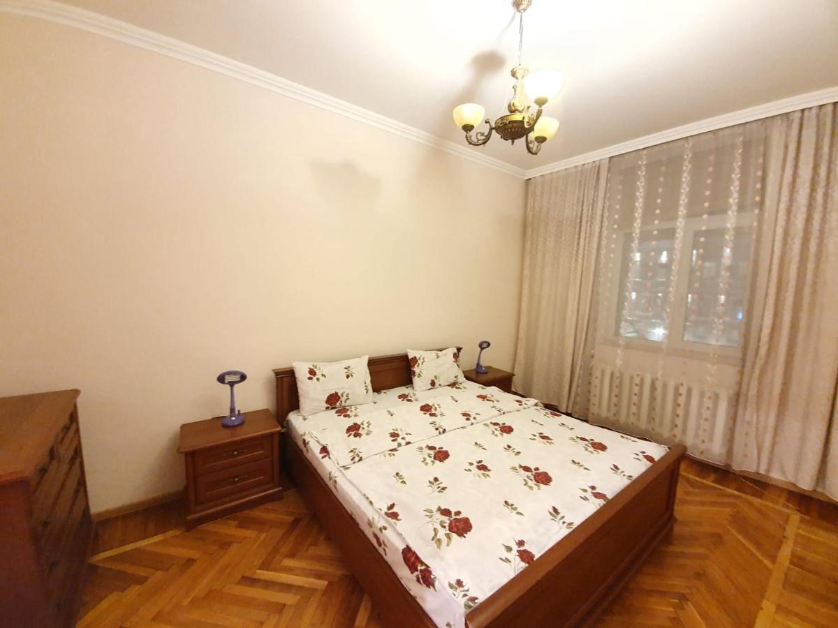 Stefan Cel Mare Apartment With 2 Rooms In The Heart Of Chisinau Exterior photo