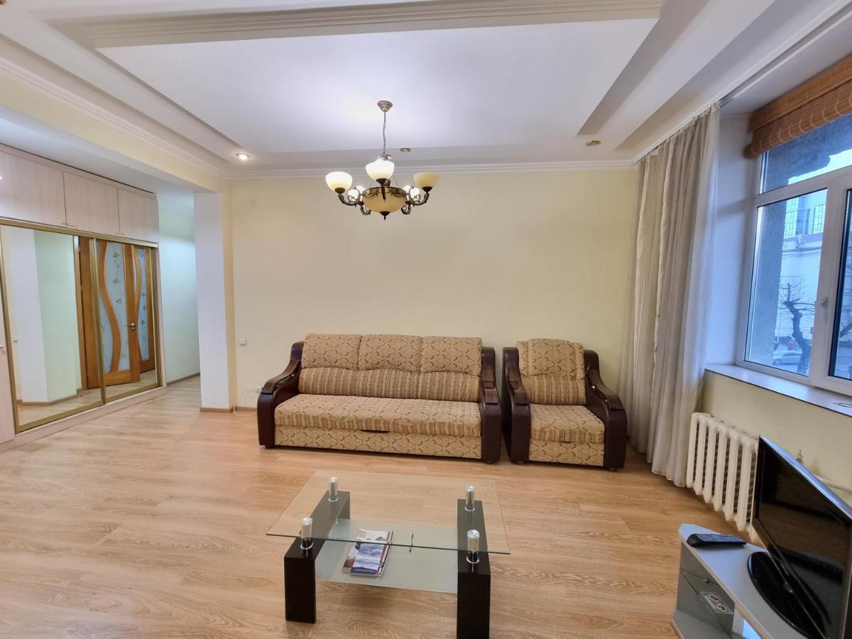 Stefan Cel Mare Apartment With 2 Rooms In The Heart Of Chisinau Exterior photo