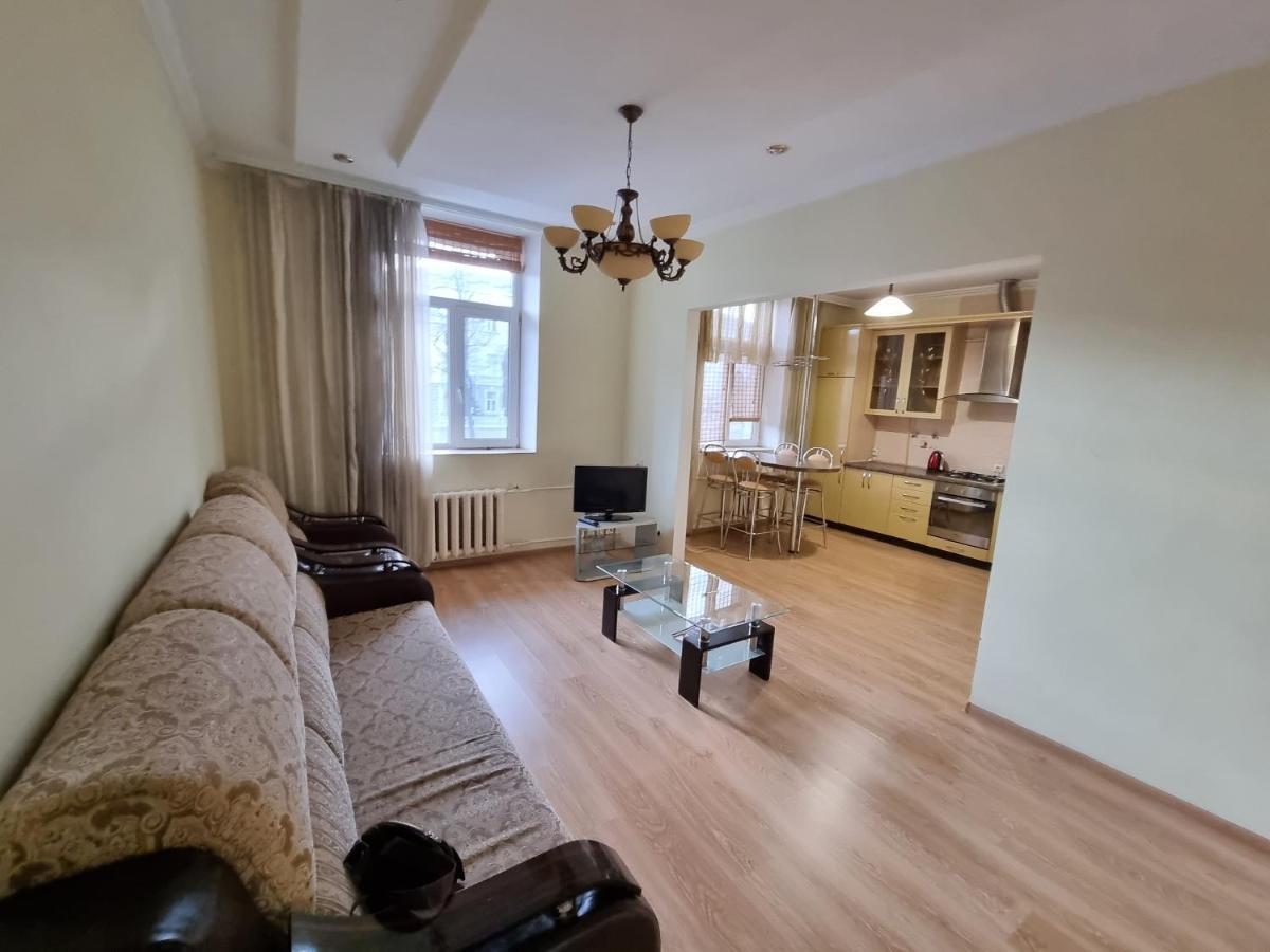 Stefan Cel Mare Apartment With 2 Rooms In The Heart Of Chisinau Exterior photo