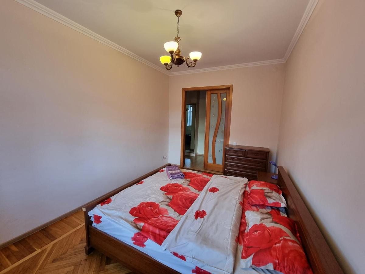 Stefan Cel Mare Apartment With 2 Rooms In The Heart Of Chisinau Exterior photo