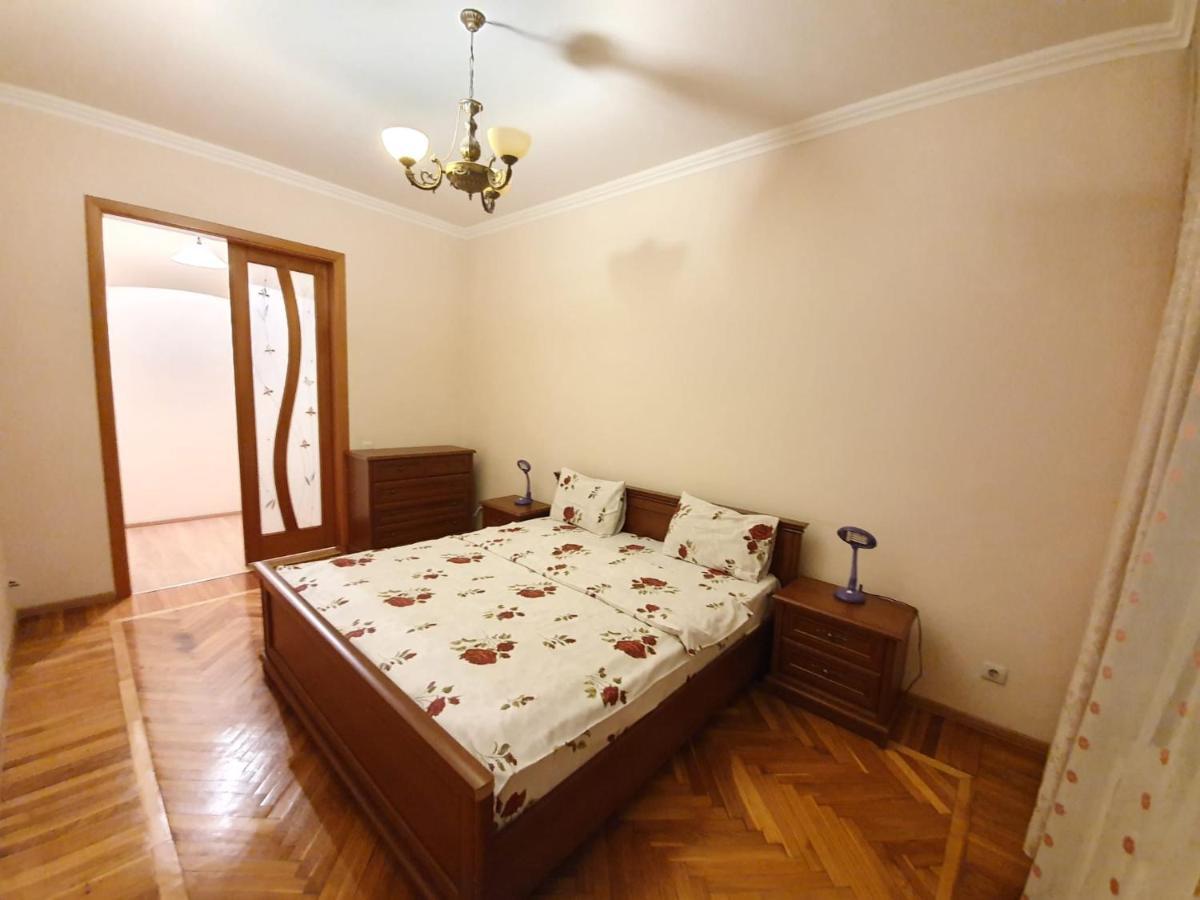 Stefan Cel Mare Apartment With 2 Rooms In The Heart Of Chisinau Exterior photo