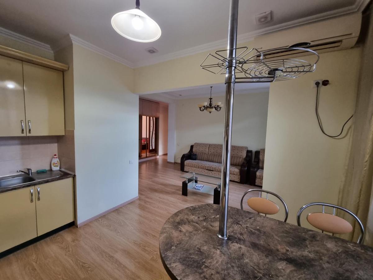 Stefan Cel Mare Apartment With 2 Rooms In The Heart Of Chisinau Exterior photo