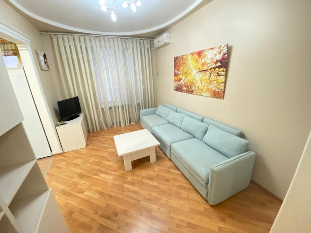 Stefan Cel Mare Apartment With 2 Rooms In The Heart Of Chisinau Exterior photo