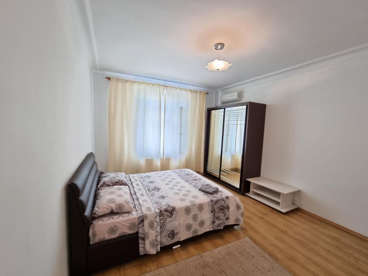 Stefan Cel Mare Apartment With 2 Rooms In The Heart Of Chisinau Exterior photo