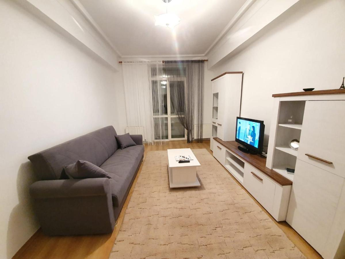 Stefan Cel Mare Apartment With 2 Rooms In The Heart Of Chisinau Exterior photo