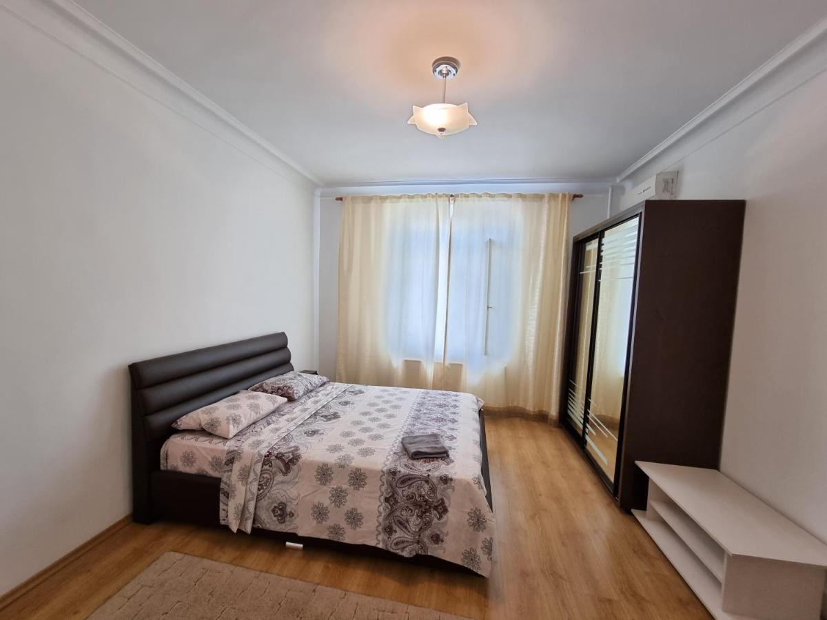 Stefan Cel Mare Apartment With 2 Rooms In The Heart Of Chisinau Exterior photo