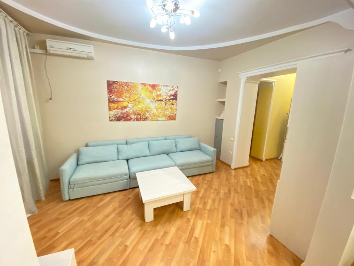 Stefan Cel Mare Apartment With 2 Rooms In The Heart Of Chisinau Exterior photo